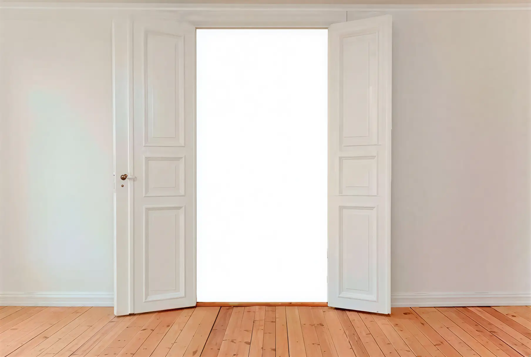 Los Pintores Castellón lacando puerta interior en blanco con acabado profesional