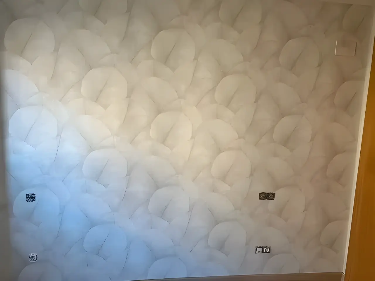 Los Pintores Castellón aplicando papel pintado de textura clara en salón reformado