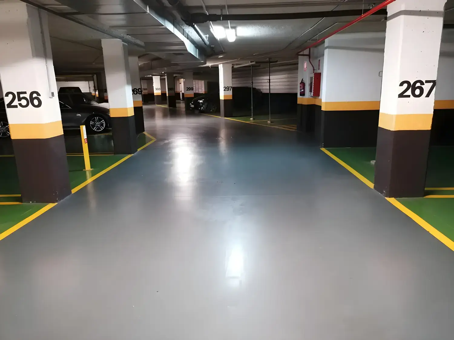 Garaje comunitario pintado y señalizado por Los Pintores Castellón