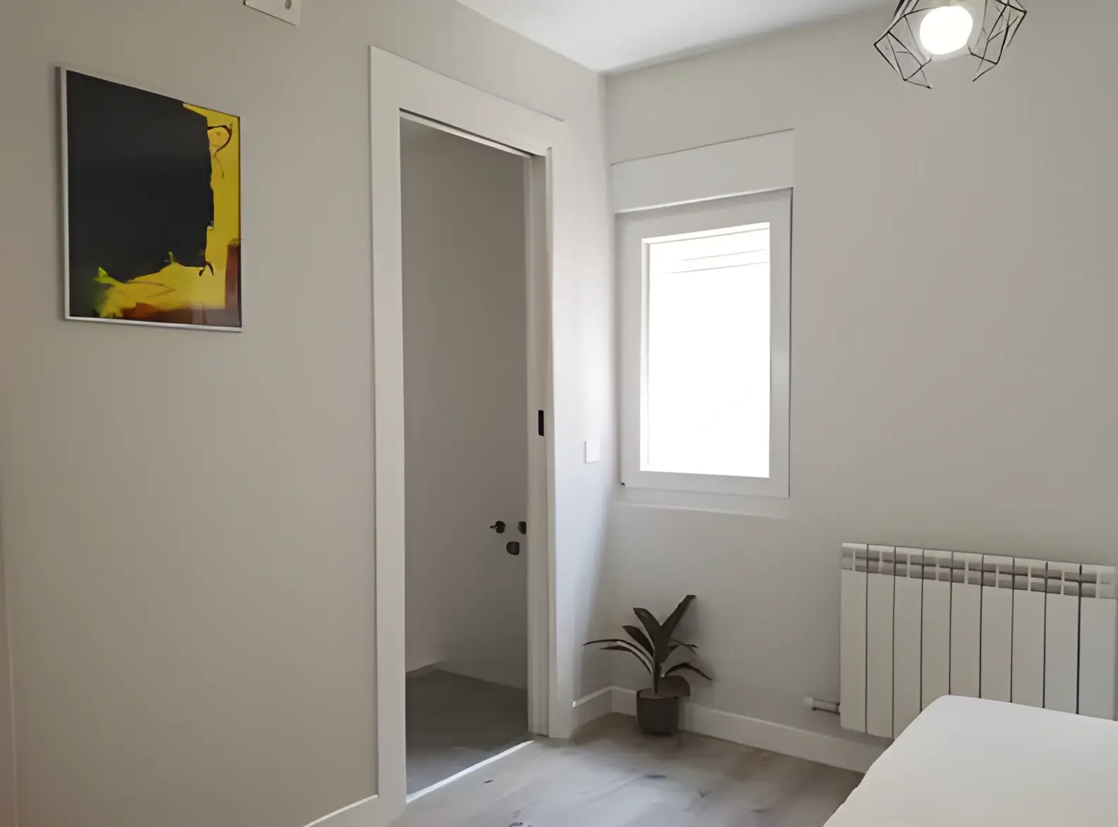 Habitación recién pintada en blanco por Los Pintores Castellón para comunidad de vecinos