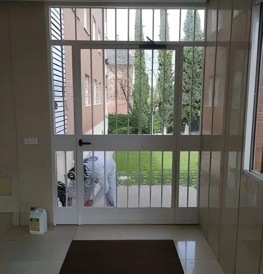 Portal de comunidad pintado por Los Pintores Castellón con acabado luminoso