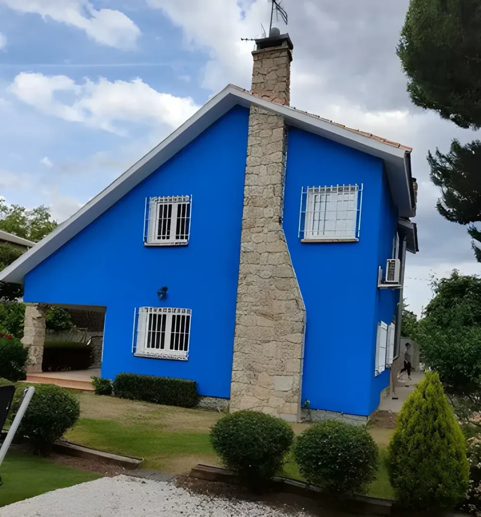 Los Pintores Castellón pintando fachada de casa unifamiliar en color azul intenso