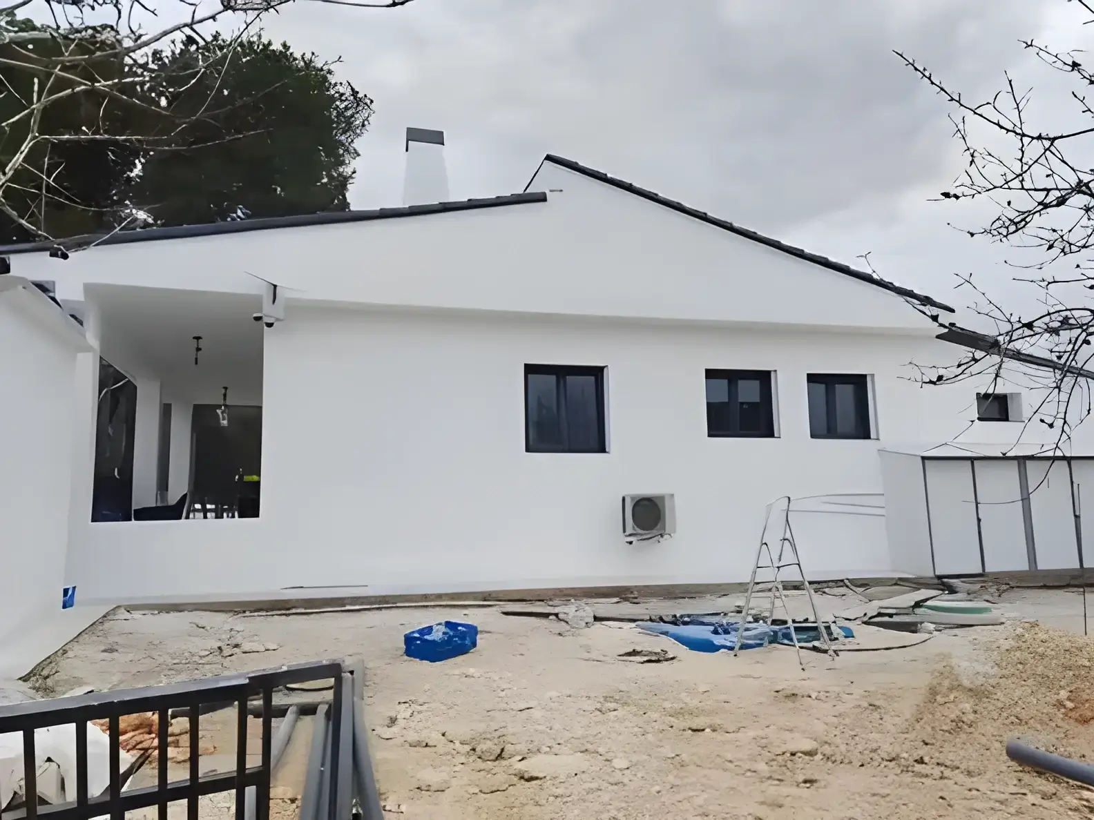 Los Pintores Castellón Fachada de chalet blanco recién pintada con acabado profesional