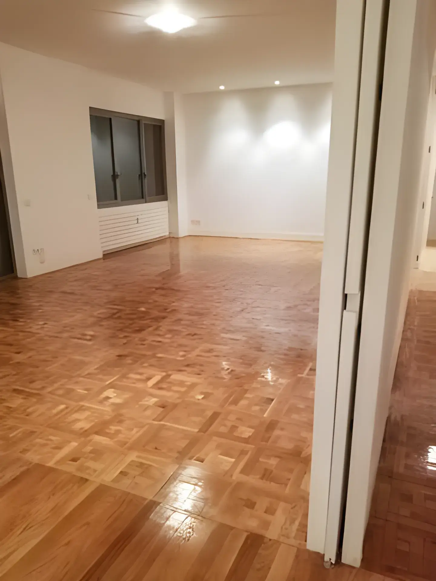 Salón amplio pintado en blanco por Los Pintores Castellón, acabado limpio y luminoso