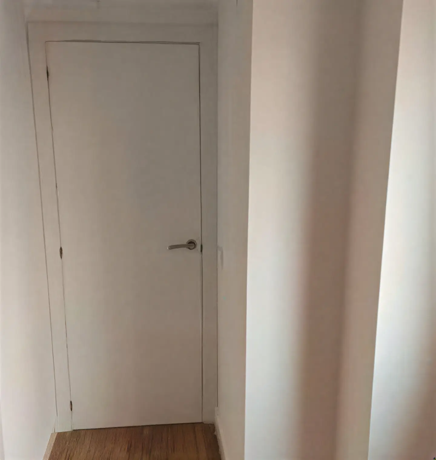 Puerta interior lacada en blanco en pasillo realizada por Los Pintores Castellón