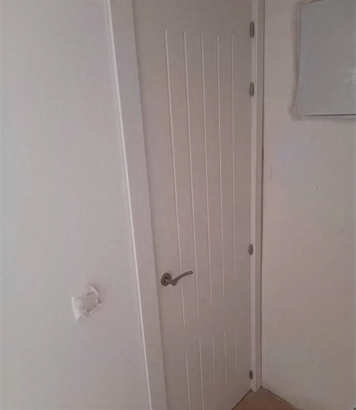 Puerta moderna con ranuras lacada en blanco por pintores profesionales en Castellón