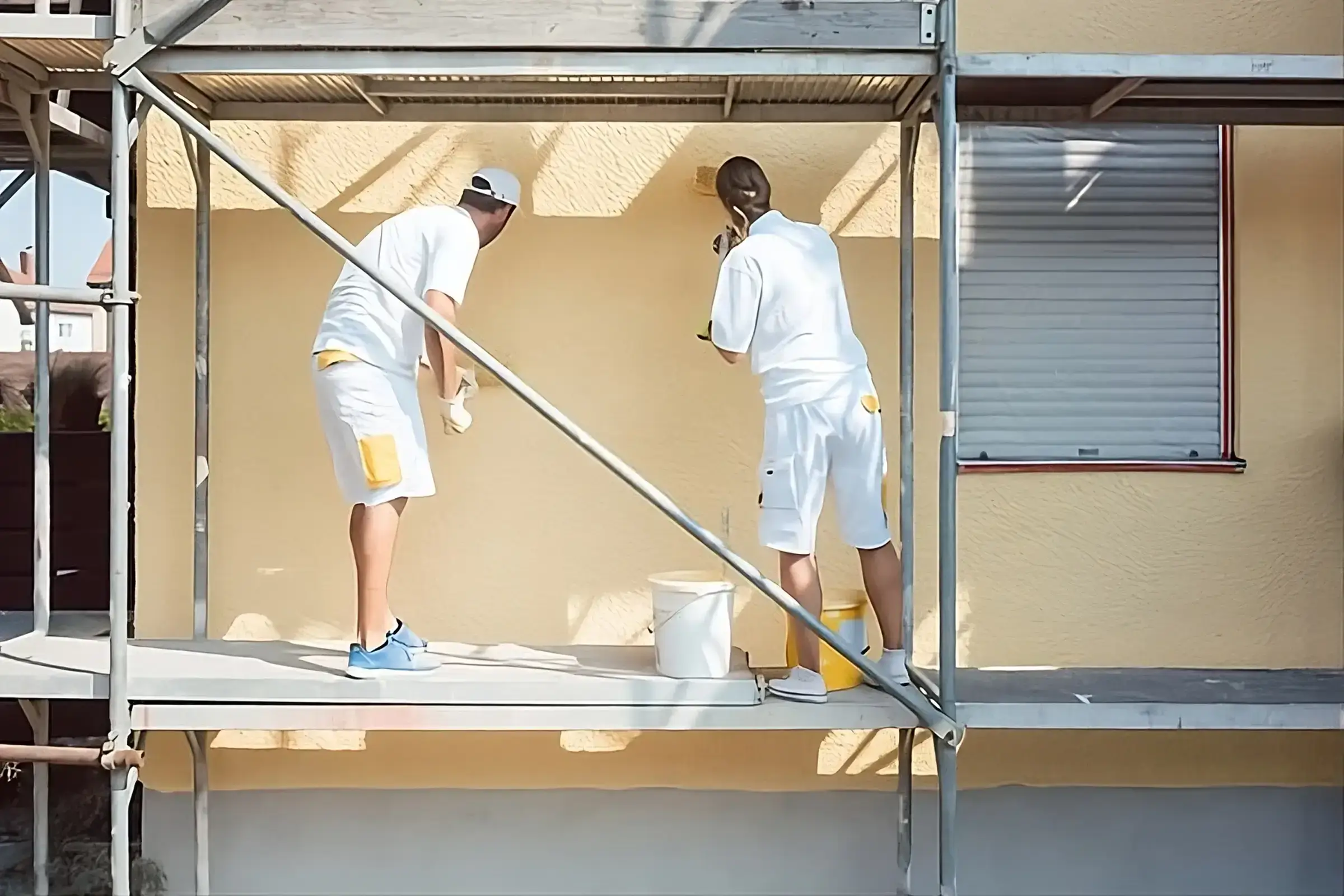Los Pintores Castellón aplicando pintura exterior de alta calidad en fachada de vivienda
